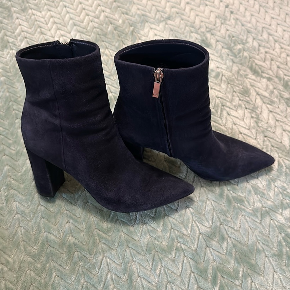 Marc fisher ltd size 7 Ulani suede heeled bootie navy